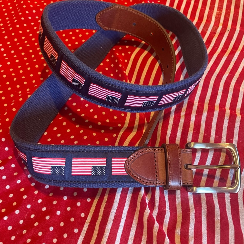 Men’s American Flag ribbon belt. 40” width is 1 1/2”. Silver buckle/brown lthr.